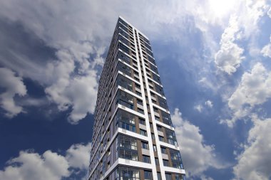 Çok katlı bina yapım aşamasında (yeni konut kompleksi) gökyüzü, Moskova, Rusya Federasyonu  