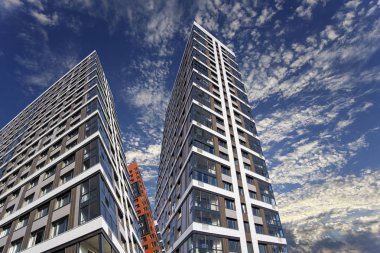 Çok katlı bina yapım aşamasında (yeni konut kompleksi) gökyüzü, Moskova, Rusya Federasyonu  