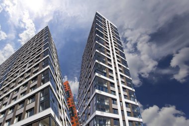 Çok katlı bina yapım aşamasında (yeni konut kompleksi) gökyüzü, Moskova, Rusya Federasyonu  