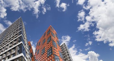 Çok katlı bina yapım aşamasında (yeni konut kompleksi) gökyüzü, Moskova, Rusya Federasyonu  