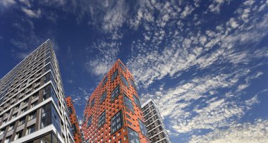 Çok katlı bina yapım aşamasında (yeni konut kompleksi) gökyüzü, Moskova, Rusya Federasyonu  