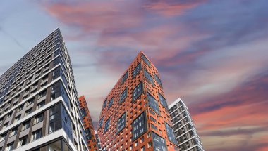 Çok katlı bina yapım aşamasında (yeni konut kompleksi) gökyüzü, Moskova, Rusya Federasyonu  