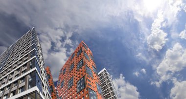 Çok katlı bina yapım aşamasında (yeni konut kompleksi) gökyüzü, Moskova, Rusya Federasyonu  