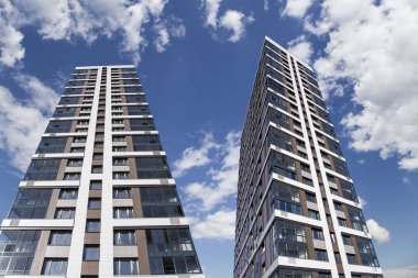 Çok katlı bina yapım aşamasında (yeni konut kompleksi) gökyüzü, Moskova, Rusya Federasyonu  