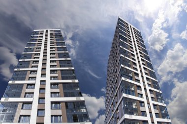 Çok katlı bina yapım aşamasında (yeni konut kompleksi) gökyüzü, Moskova, Rusya Federasyonu  