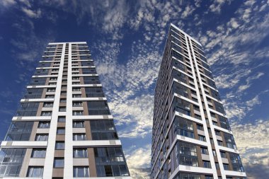 Çok katlı bina yapım aşamasında (yeni konut kompleksi) gökyüzü, Moskova, Rusya Federasyonu  