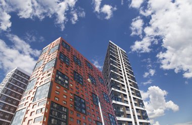 Çok katlı bina yapım aşamasında (yeni konut kompleksi) gökyüzü, Moskova, Rusya Federasyonu  