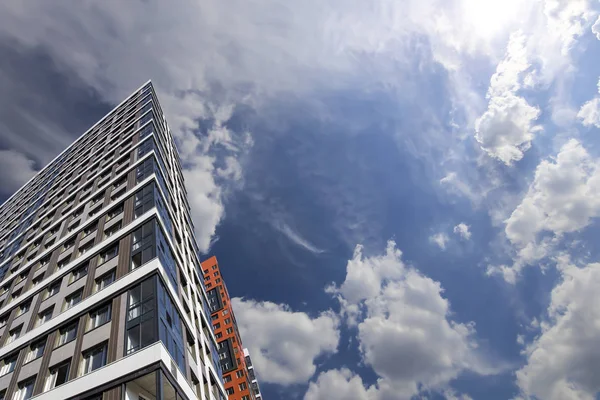 Çok katlı bina yapım aşamasında (yeni konut kompleksi) gökyüzü, Moskova, Rusya Federasyonu  