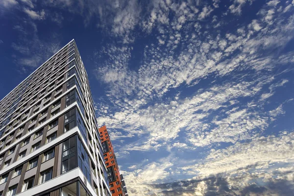 Çok katlı bina yapım aşamasında (yeni konut kompleksi) gökyüzü, Moskova, Rusya Federasyonu  