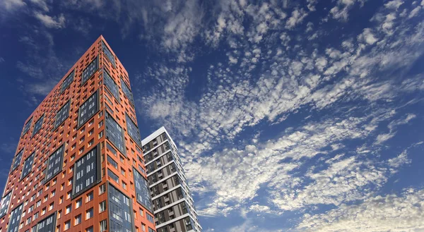 Çok katlı bina yapım aşamasında (yeni konut kompleksi) gökyüzü, Moskova, Rusya Federasyonu  