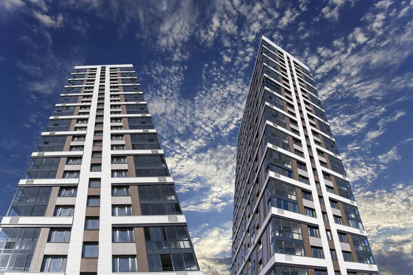 Çok katlı bina yapım aşamasında (yeni konut kompleksi) gökyüzü, Moskova, Rusya Federasyonu  