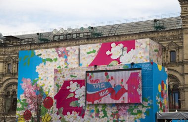 Moskova, Rusya 30 Nisan 2018: Ana evrensel mağaza (Sakız) kırmızı kare bir tatil (tatil posterler 01 Mayıs--yazıt Rusça günü) için dekore edilmiştir. Bahar ve İşçi Bayramı kutlamaları 01 Mayıs, Moskova, Rusya Federasyonu   