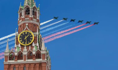 Moskova, Rusya 30 Nisan 2018: Oluşumunda işçinin kule ve Rus askeri uçak fly. Moskova Kremlin, Rusya (gün)   