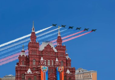 Moskova, Rusya 30 Nisan 2018: Tarihi Müzesi (zafer bayramı dekorasyonu) ve Rus askeri uçak sinek oluşumu, Kızıl Meydan, Moskova, Rusya   