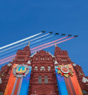 Moskova, Rusya 30 Nisan 2018: Tarihi Müzesi (zafer bayramı dekorasyonu) ve Rus askeri uçak sinek oluşumu, Kızıl Meydan, Moskova, Rusya   