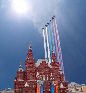 Moskova, Rusya 30 Nisan 2018: Tarihi Müzesi (zafer bayramı dekorasyonu) ve Rus askeri uçak sinek oluşumu, Kızıl Meydan, Moskova, Rusya   