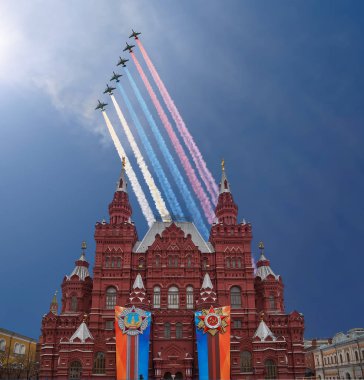 Moskova, Rusya 30 Nisan 2018: Tarihi Müzesi (zafer bayramı dekorasyonu) ve Rus askeri uçak sinek oluşumu, Kızıl Meydan, Moskova, Rusya   
