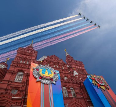 Moskova, Rusya 30 Nisan 2018: Tarihi Müzesi (zafer bayramı dekorasyonu) ve Rus askeri uçak sinek oluşumu, Kızıl Meydan, Moskova, Rusya   