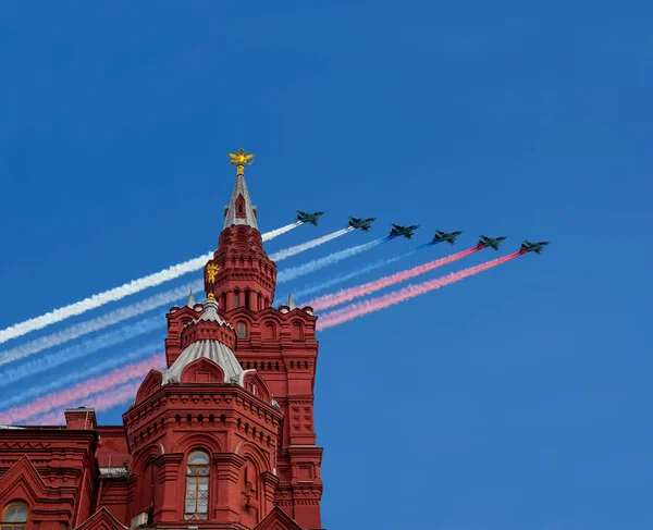 2018年4月30日 历史博物馆和俄罗斯军用飞机组成 莫斯科 俄罗斯 — 图库照片