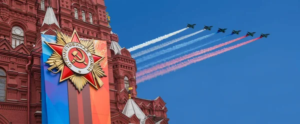 2018 ロシアのモスクワ 歴史博物館 勝利の日装飾 とロシアの軍用機を形成 赤の広場 モスクワ ロシアで飛ぶ — ストック写真