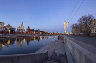 Moskova Nehri ve Kremlin (gece), Moskova, Rusya - Moskova'nın en popüler görünümü 