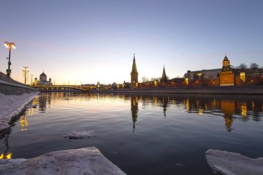 Moskova Nehri ve Kremlin (gece), Moskova, Rusya - Moskova'nın en popüler görünümü 