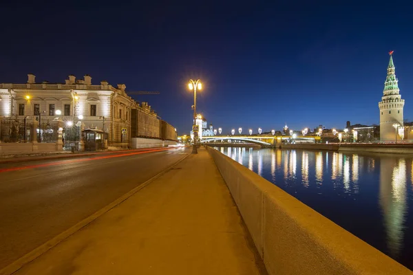 Nabrzeże Rzeki Moskow Moskwa Pobliżu Kremla Nocy Najbardziej Popularnym Poglądem — Zdjęcie stockowe