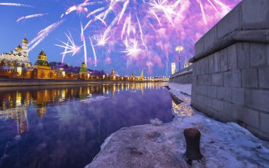 Fireworks Moskova Nehri ve Kremlin (gece), Moskova, Rusya - Moskova'nın en popüler görünümü   