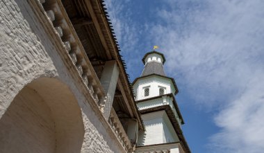 Diriliş Manastırı (Voskresensky Manastırı, Novoiyerusalimsky Manastırı veya yeni Kudüs manastır--ise Moscow region, Rusya Federasyonu Rus Ortodoks Kilisesi'nin büyük bir manastır. 1656'ataerkil bir ikametgahı olarak kuruldu