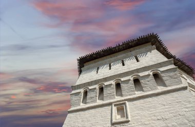 Diriliş Manastırı (Voskresensky Manastırı, Novoiyerusalimsky Manastırı veya yeni Kudüs Manastırı)--Moscow region, Rusya Federasyonu Rus Ortodoks Kilisesi'nin büyük bir manastır var. 1656'ataerkil bir ikametgahı olarak kuruldu