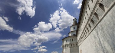 Diriliş Manastırı (Voskresensky Manastırı, Novoiyerusalimsky Manastırı veya yeni Kudüs Manastırı)--Moscow region, Rusya Federasyonu Rus Ortodoks Kilisesi'nin büyük bir manastır var. 1656'ataerkil bir ikametgahı olarak kuruldu