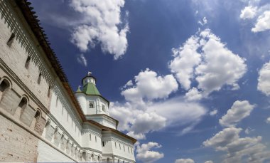 Diriliş Manastırı (Voskresensky Manastırı, Novoiyerusalimsky Manastırı veya yeni Kudüs Manastırı)--Moscow region, Rusya Federasyonu Rus Ortodoks Kilisesi'nin büyük bir manastır var. 1656'ataerkil bir ikametgahı olarak kuruldu