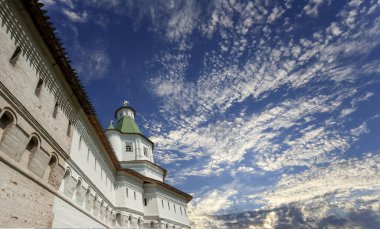 Diriliş Manastırı (Voskresensky Manastırı, Novoiyerusalimsky Manastırı veya yeni Kudüs Manastırı)--Moscow region, Rusya Federasyonu Rus Ortodoks Kilisesi'nin büyük bir manastır var. 1656'ataerkil bir ikametgahı olarak kuruldu