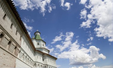 Diriliş Manastırı (Voskresensky Manastırı, Novoiyerusalimsky Manastırı veya yeni Kudüs Manastırı)--Moscow region, Rusya Federasyonu Rus Ortodoks Kilisesi'nin büyük bir manastır var. 1656'ataerkil bir ikametgahı olarak kuruldu