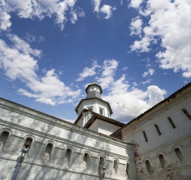 Diriliş Manastırı (Voskresensky Manastırı, Novoiyerusalimsky Manastırı veya yeni Kudüs Manastırı)--Moscow region, Rusya Federasyonu Rus Ortodoks Kilisesi'nin büyük bir manastır var. 1656'ataerkil bir ikametgahı olarak kuruldu