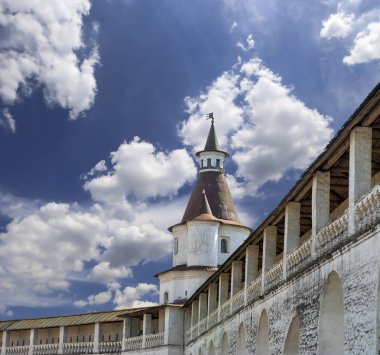 Diriliş Manastırı (Voskresensky Manastırı, Novoiyerusalimsky Manastırı veya yeni Kudüs Manastırı)--Moscow region, Rusya Federasyonu Rus Ortodoks Kilisesi'nin büyük bir manastır var. 1656'ataerkil bir ikametgahı olarak kuruldu
