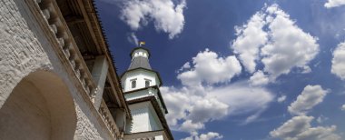 Diriliş Manastırı (Voskresensky Manastırı, Novoiyerusalimsky Manastırı veya yeni Kudüs Manastırı)--Moscow region, Rusya Federasyonu Rus Ortodoks Kilisesi'nin büyük bir manastır var. 1656'ataerkil bir ikametgahı olarak kuruldu
