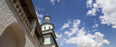 Diriliş Manastırı (Voskresensky Manastırı, Novoiyerusalimsky Manastırı veya yeni Kudüs Manastırı)--Moscow region, Rusya Federasyonu Rus Ortodoks Kilisesi'nin büyük bir manastır var. 1656'ataerkil bir ikametgahı olarak kuruldu