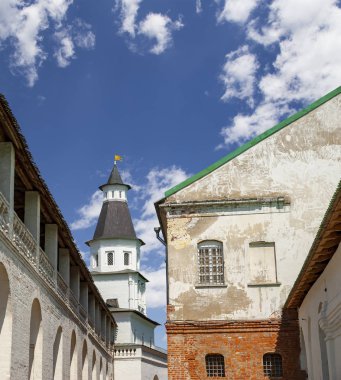 Diriliş Manastırı (Voskresensky Manastırı, Novoiyerusalimsky Manastırı veya yeni Kudüs Manastırı)--Moscow region, Rusya Federasyonu Rus Ortodoks Kilisesi'nin büyük bir manastır var. 1656'ataerkil bir ikametgahı olarak kuruldu