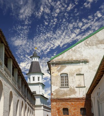 Diriliş Manastırı (Voskresensky Manastırı, Novoiyerusalimsky Manastırı veya yeni Kudüs Manastırı)--Moscow region, Rusya Federasyonu Rus Ortodoks Kilisesi'nin büyük bir manastır var. 1656'ataerkil bir ikametgahı olarak kuruldu