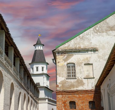 Diriliş Manastırı (Voskresensky Manastırı, Novoiyerusalimsky Manastırı veya yeni Kudüs Manastırı)--Moscow region, Rusya Federasyonu Rus Ortodoks Kilisesi'nin büyük bir manastır var. 1656'ataerkil bir ikametgahı olarak kuruldu