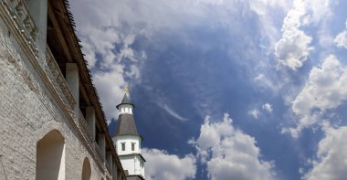 Diriliş Manastırı (Voskresensky Manastırı, Novoiyerusalimsky Manastırı veya yeni Kudüs Manastırı)--Moscow region, Rusya Federasyonu Rus Ortodoks Kilisesi'nin büyük bir manastır var. 1656'ataerkil bir ikametgahı olarak kuruldu