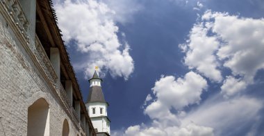 Diriliş Manastırı (Voskresensky Manastırı, Novoiyerusalimsky Manastırı veya yeni Kudüs Manastırı)--Moscow region, Rusya Federasyonu Rus Ortodoks Kilisesi'nin büyük bir manastır var. 1656'ataerkil bir ikametgahı olarak kuruldu