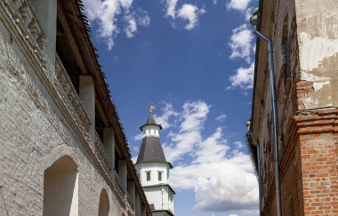Diriliş Manastırı (Voskresensky Manastırı, Novoiyerusalimsky Manastırı veya yeni Kudüs Manastırı)--Moscow region, Rusya Federasyonu Rus Ortodoks Kilisesi'nin büyük bir manastır var. 1656'ataerkil bir ikametgahı olarak kuruldu
