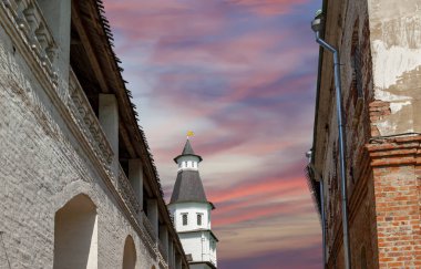 Diriliş Manastırı (Voskresensky Manastırı, Novoiyerusalimsky Manastırı veya yeni Kudüs Manastırı)--Moscow region, Rusya Federasyonu Rus Ortodoks Kilisesi'nin büyük bir manastır var. 1656'ataerkil bir ikametgahı olarak kuruldu