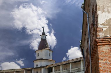 Diriliş Manastırı (Voskresensky Manastırı, Novoiyerusalimsky Manastırı veya yeni Kudüs Manastırı)--Moscow region, Rusya Federasyonu Rus Ortodoks Kilisesi'nin büyük bir manastır var. 1656'ataerkil bir ikametgahı olarak kuruldu