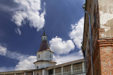 Diriliş Manastırı (Voskresensky Manastırı, Novoiyerusalimsky Manastırı veya yeni Kudüs Manastırı)--Moscow region, Rusya Federasyonu Rus Ortodoks Kilisesi'nin büyük bir manastır var. 1656'ataerkil bir ikametgahı olarak kuruldu