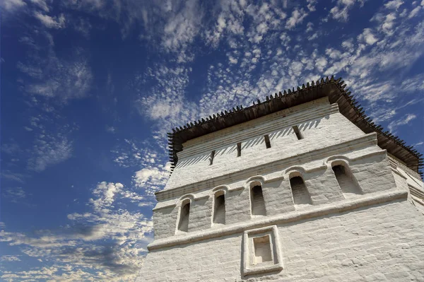 Diriliş Manastırı (Voskresensky Manastırı, Novoiyerusalimsky Manastırı veya yeni Kudüs Manastırı)--Moscow region, Rusya Federasyonu Rus Ortodoks Kilisesi'nin büyük bir manastır var. 1656'ataerkil bir ikametgahı olarak kuruldu
