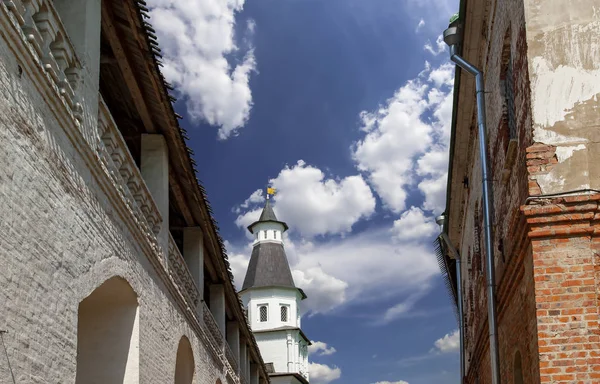 Diriliş Manastırı (Voskresensky Manastırı, Novoiyerusalimsky Manastırı veya yeni Kudüs Manastırı)--Moscow region, Rusya Federasyonu Rus Ortodoks Kilisesi'nin büyük bir manastır var. 1656'ataerkil bir ikametgahı olarak kuruldu