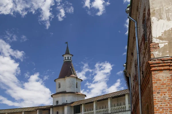 Diriliş Manastırı (Voskresensky Manastırı, Novoiyerusalimsky Manastırı veya yeni Kudüs Manastırı)--Moscow region, Rusya Federasyonu Rus Ortodoks Kilisesi'nin büyük bir manastır var. 1656'ataerkil bir ikametgahı olarak kuruldu